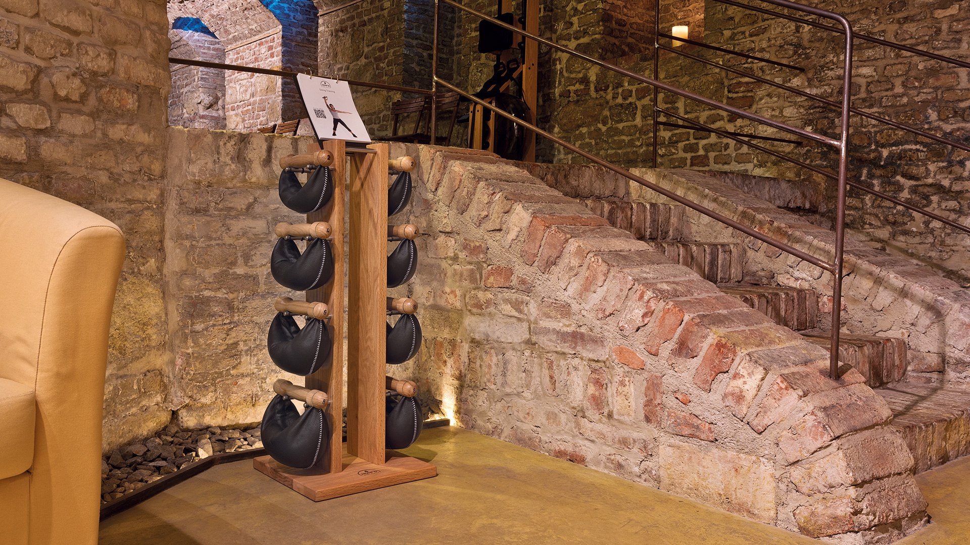 /upload/ss24/images/ZESTAW-HANTLI-SWINGBELL-TOWER-1-6KG-ZE-STOJAKIEM-NATURAL-JESION-NOHRD_3_b1.jpg