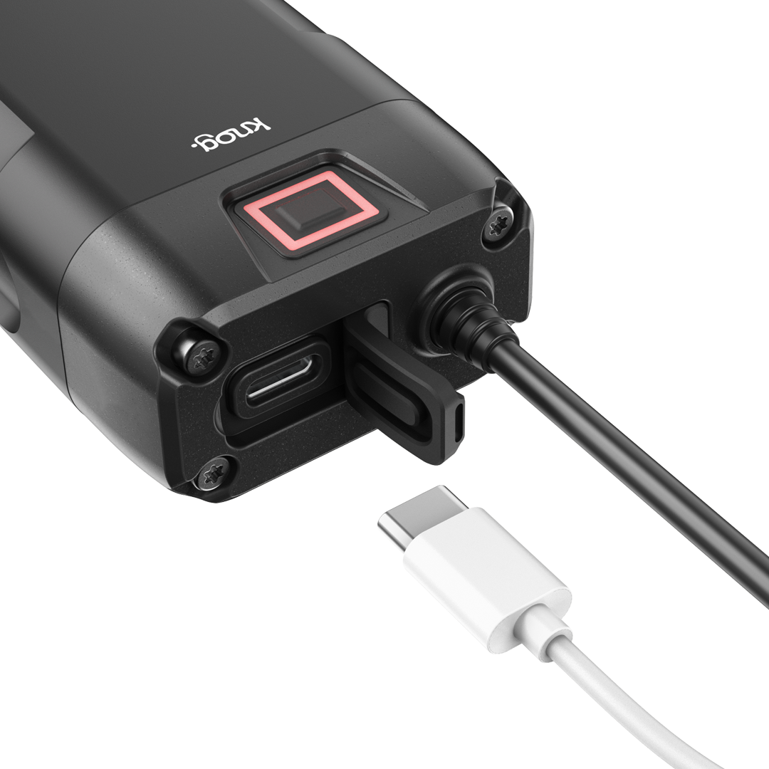USB- Швидке заряджання через USB-C забезпечує мінімальний час простою перед тим, як ви знову вирушите в дорогу, а прості індикатори заряду дозволяють легко контролювати стан акумулятора. Комплект включає:Ліхтар 2300 люмен</li><li>Пульт управління на кермо</li><li>Кріплення на кермо та кріплення</li><li>Прокладки - 31,8 мм / 35 мм</li><li>Акумуляторна батарея ємністю 10 000 мАг</li><li>Кріплення рами акумулятора та болти</li><li>Ремні-липучки для акумулятора: 1 x 240 мм, 1 x 300 мм</li><li>Довжний кабель 700 мм</li><li>Шестигранний ключ + викрутка Torx</li><li>Опціонально: кріплення на шолом + дистанційне кріплення на шолом</li></ul><p style= USB-C_Batt_Pack_Feature.png